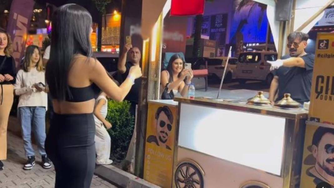 Çılgın Dondurmacı paylaştı ortalık karıştı! Sarışın kadının dansı sosyal medyada olay oldu: Kolundan tuttuğu gibi arka tarafa... 6